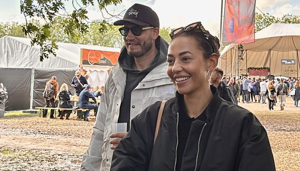 Niklas Bendtner balancerede flot med sin øl uden at spilde en dråbe på Roskilde Festival sammen med kæresten Sus Wilkins.