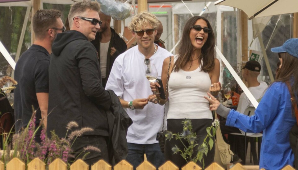 Josephine Højbjerg sad i selskab her med Christopher og hustruen, hvor det gik lystigt for sig.