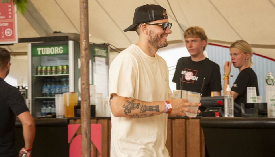 Nicklas Bendtner hyggede sig også med masser af drinks.