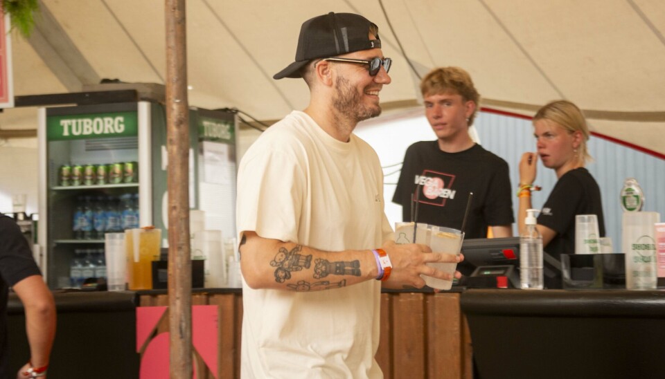 Nicklas Bendtner hyggede sig også med masser af drinks, hvor 'Tinka' var gæst.