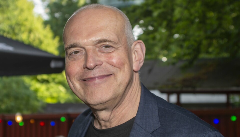 Niels Olsen tænker på Lisbet Dahl, der har været sygemeldt flere gange både fra Cirkusrevyen og Tivolirevyen de seneste år.