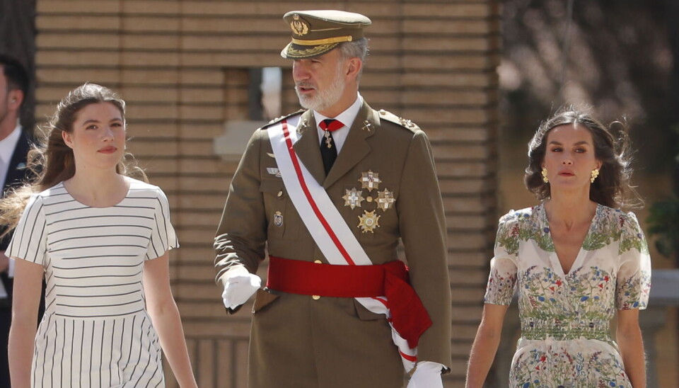 Kong Felipe ankommer til ceremonien i Zaragoza sammen med dronning Letizia og parrets yngste datter, prinsesse Sofia