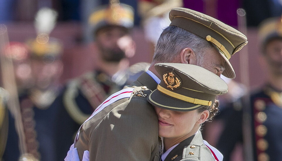 Der var en kæmpe krammer fra kongen til kronprinsessen, da hun i sidste uge afsluttede sin kadetuddannelse på hærens akademi i Zaragoza.
