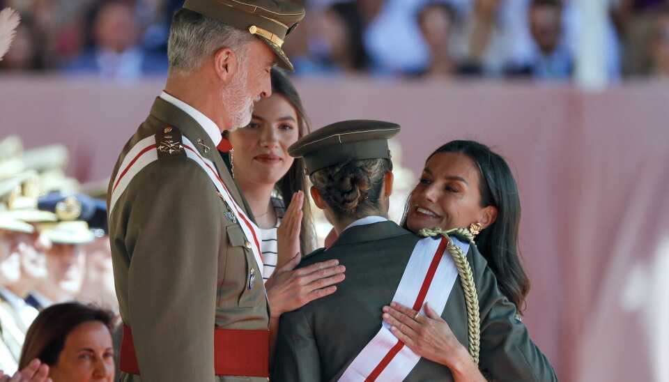 Også dronning Letizia krammede stolt sin nyuddannede datter.