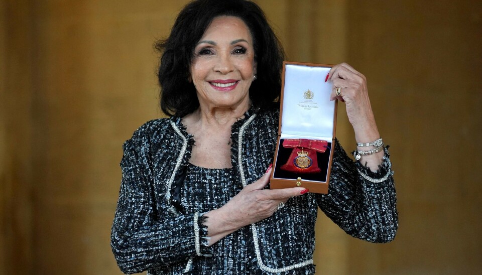 Shirley Bassey ses her med det synlige bevis for den store hæder, hun tirsdag modtag af kong Charles
