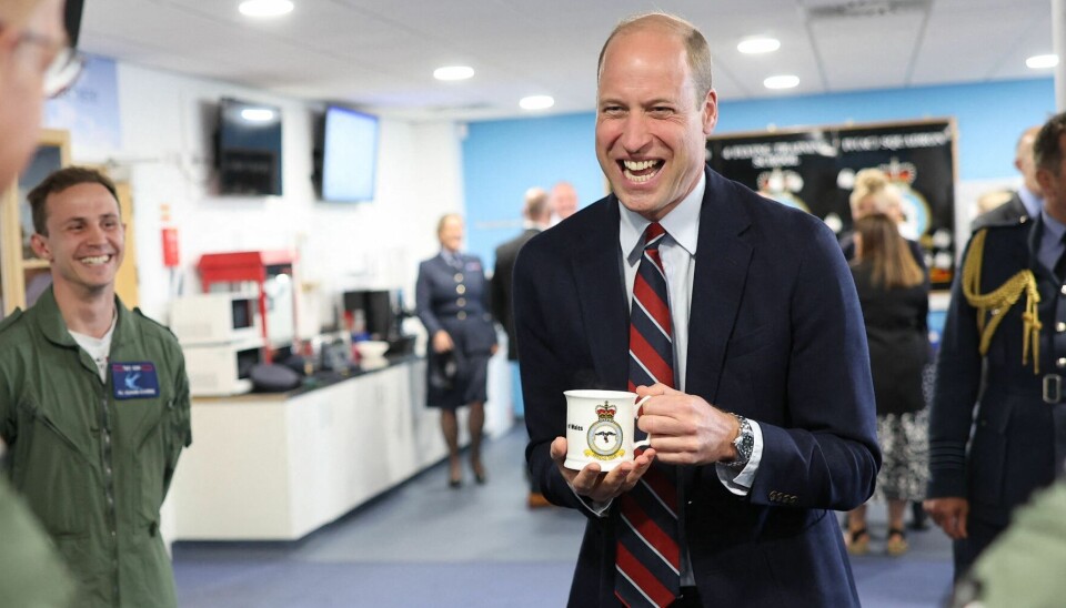 Prins William modtager sin nye kop blandt vennerne på Royal Air Force.