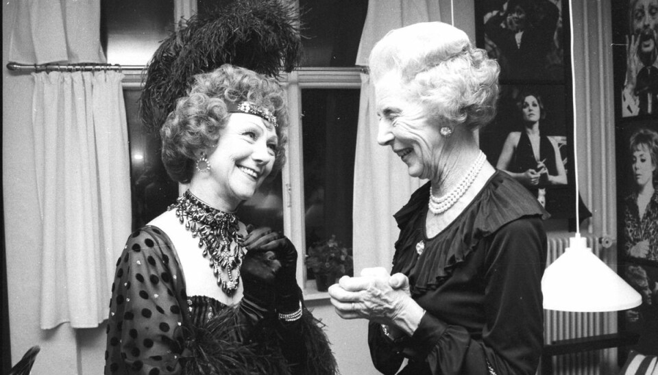 Dronning Ingrid se her i snak med Marguerite Viby. Dronning Ingrid se her i snak med Marguerite Viby.