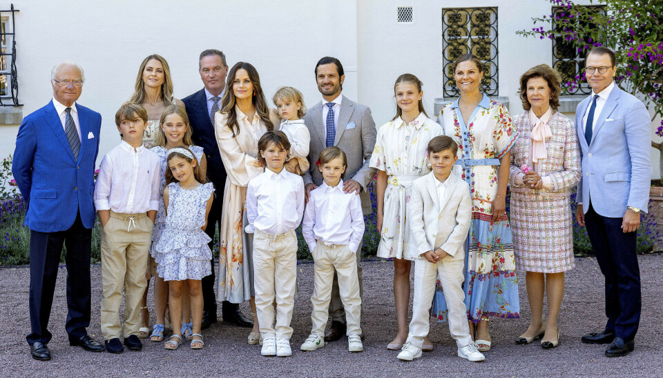 Søndagens fødselar, kronprinsesse Victoria, ses her omgivet af hele den kongelige familie foran Solliden Slott på Öland
