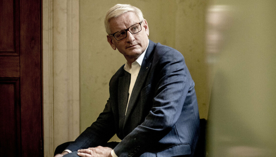 Sveriges tidligere statsminister Carl Bildt fylder den 15. juli 75 år. I øjeblikket har han næsen dybt nede i de svenske efterretningstjenesters arbejde.