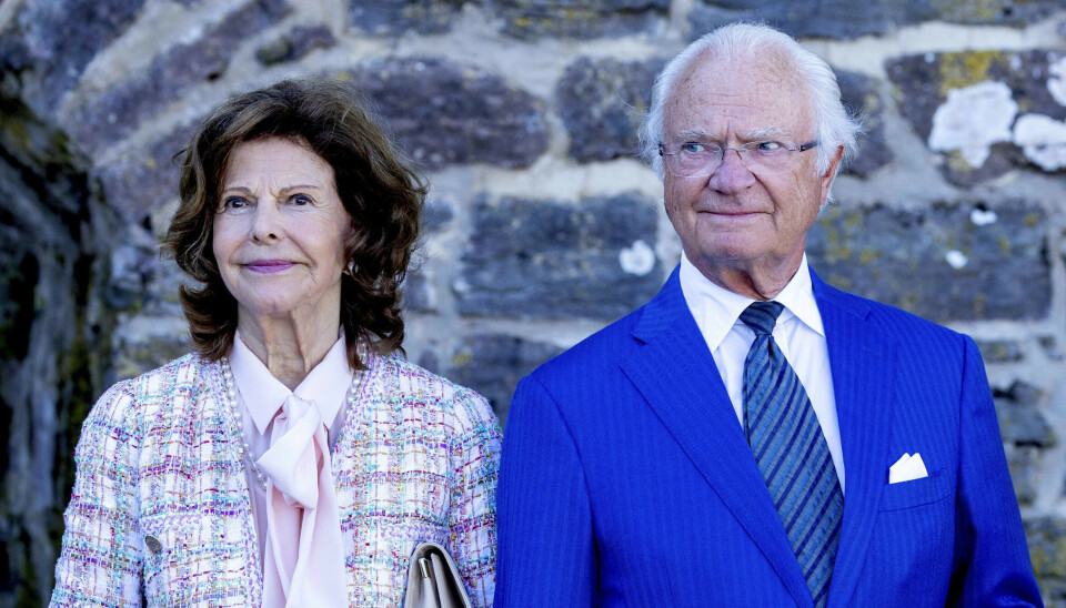 Kong Carl Gustaf og dronning Silvia ankommer til Victoriakoncerten.