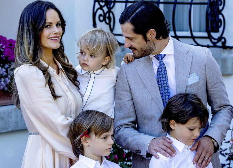 Her er det prins Carl Philp og prinsesse Sofia med deres tre drenge, 8-årige prins Alexander, 6-årige prins Gabriel og 3-årige prins Julian