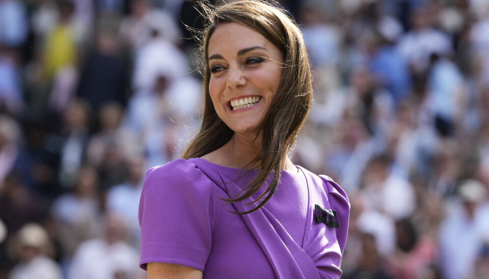 Sen storsmilende Kate ses her ved herrernes Wimbledon-finale søndag eftermiddag.