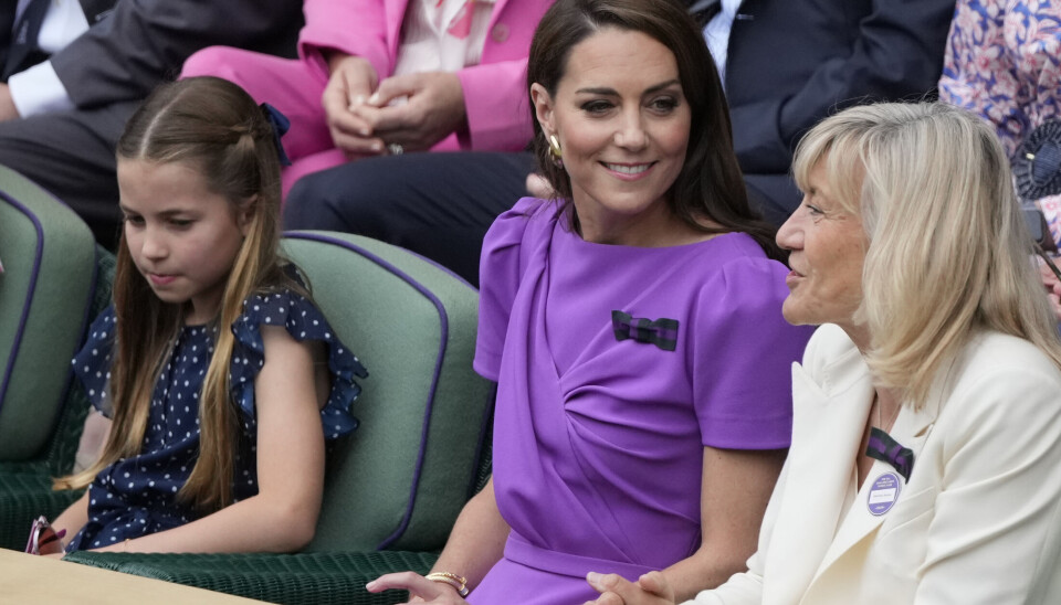Kate og Charlotte på plads i den kongelige loge på Center Court