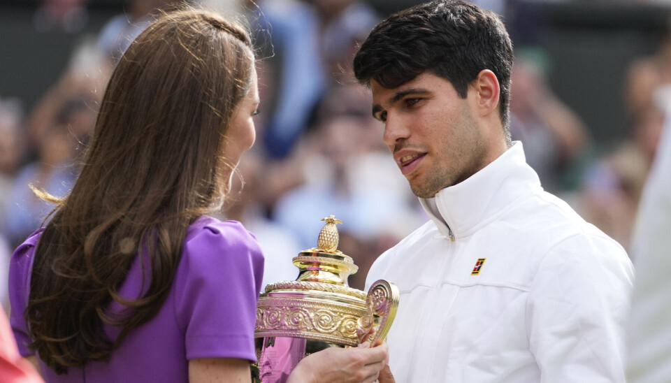 Prinsesse Kate overækker vindertrofæet til spanske Carlos Alcaraz.