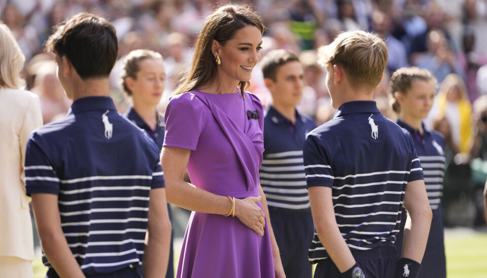 Kate benyttede også lejligheden til at hilse på nogle af de bolddrenge og piger, der har bidraget il at afvikle årets Wmbledon-turnering.