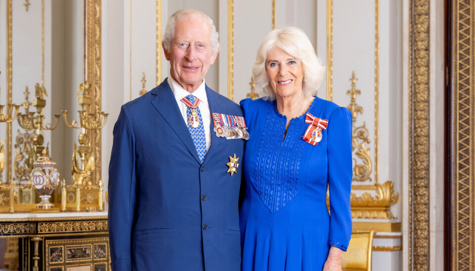 Kong Charles og Dronning Camilla lader sig ikke kyse af kræftdiagnose og rejser væk.