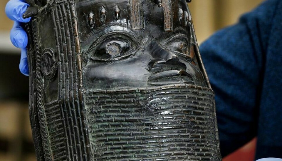 Skulpturen er af kongen af Benin. Den blev stjålet af britiske soldater i 1897.