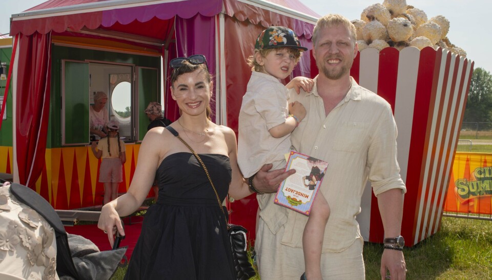 Claudia Rex og Pelle Emil Hebsgaard med Zacharias på armen i 'Cirkus Summarum'.