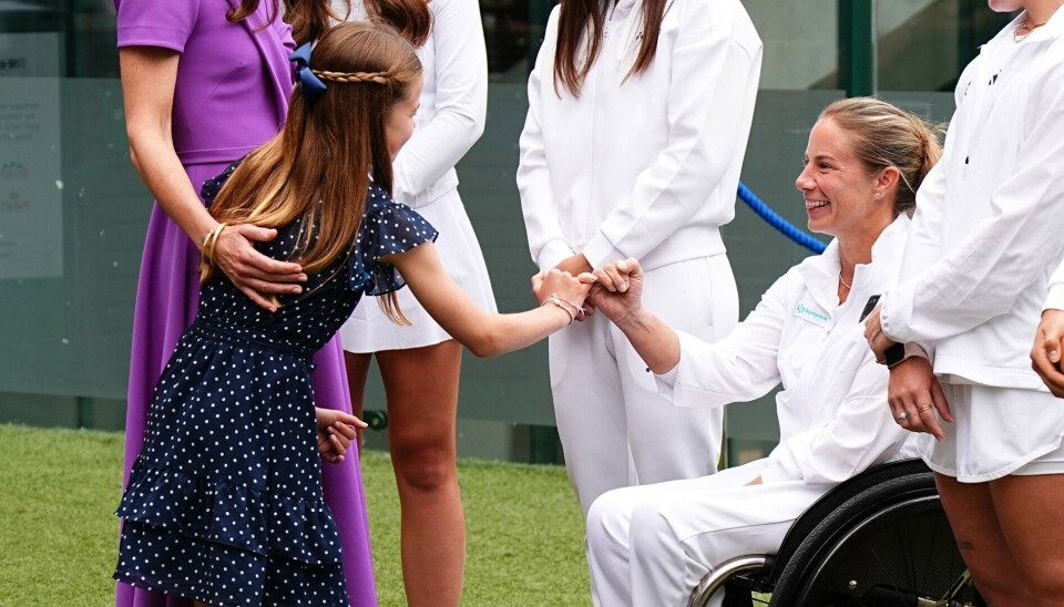 Det skønne billede, hvor 9-årige prinsesse Charlotte giver et 'lillefingerløfte' til Lucy Shuker.