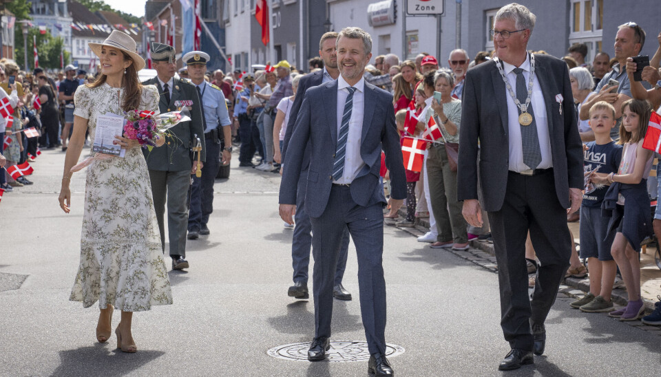 Kong Frederik og dronning Mary ses her ved ankomsten til Gråsten, hvor ikke mindre end 7.000 mennesker var mødt op for at byde dem velkommen.