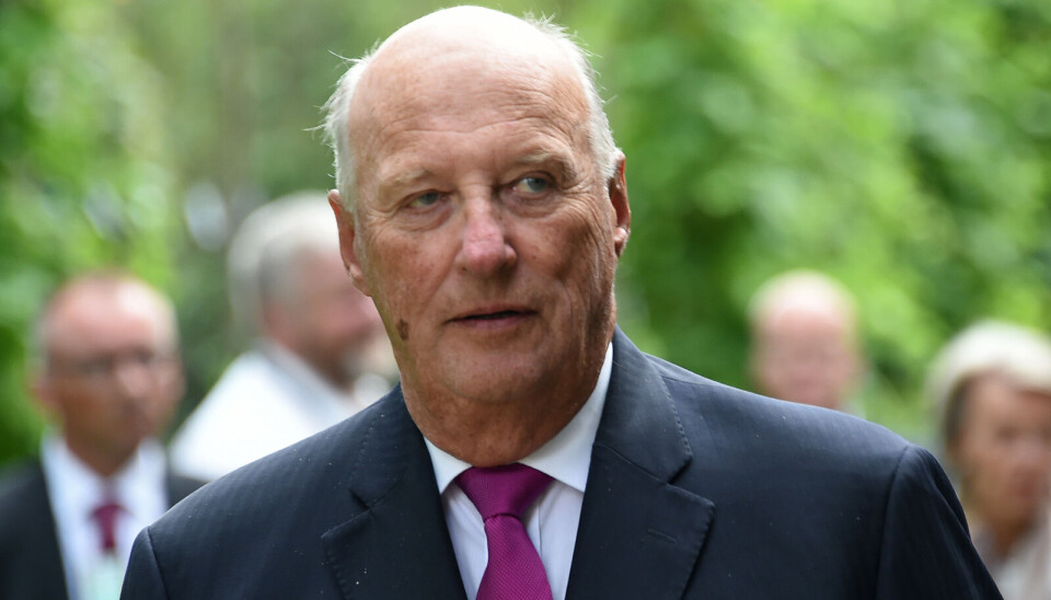 Norske kong Harald har benyttet sommerfriheden til at tage på herretur ombord på Kongeskibet. Selskabet er nu nået til Alta, hvor der er laksefiskeri på programmet.