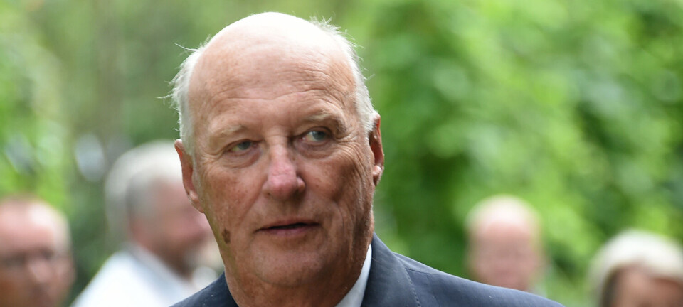 Nu må kong Harald tage affære