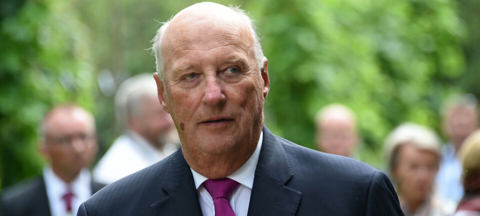 Midt i krisen: Kæmpe skulderklap til Harald