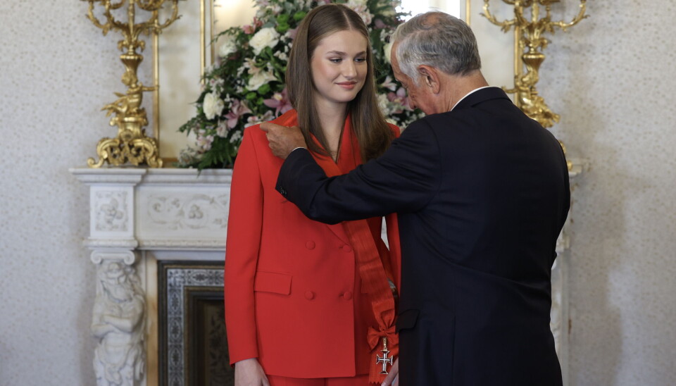 Den spanske tronfølger, 18-årige kronprinsesse Leonor, modtager her den fornemme orden af præsident Marcelo Rebelo de Sousa