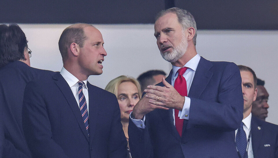 Prins William ses her sammen med spanske kong Felipe under EM-finalen mellem England og Spanien, der blev spillet søndag aften på det olympiske stadion i Berlin.