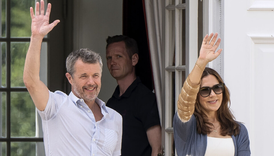 Frederik og Mary opholder sig i øjeblikket på Gråsten Slot. Her ses de overvære Livgardens vagtskifte på slotspladsen sidste fredag.