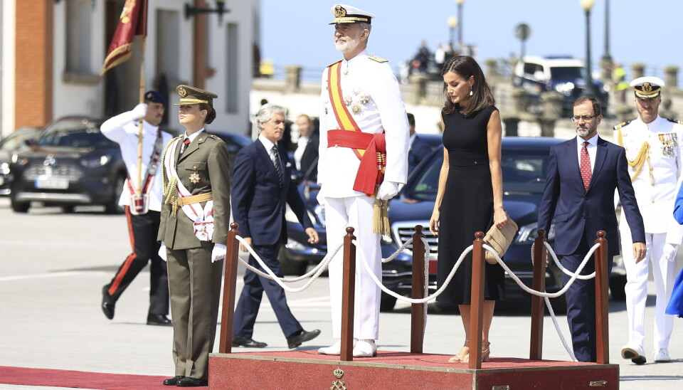 Det spanske kongepar og 18-årige kronprinsesse Leonor ses her ved ceremonien på flådens akademi i Merin tirsdag.