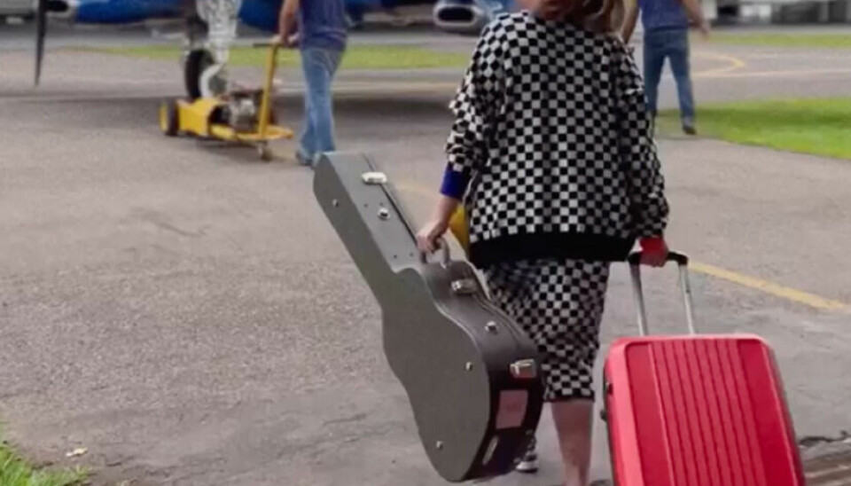 Den sidste besked til de millioner af fans. Marília Mendonça går om bord i det lille fly med sin guitar og kuffert i hånden. En halv time senere omkommer hun, da flyet styrter til jorden.