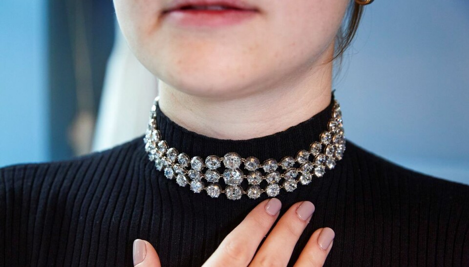 Sat sammen bliver de to armbånd en halskæde Sat sammen bliver de to armbånd en halskæde