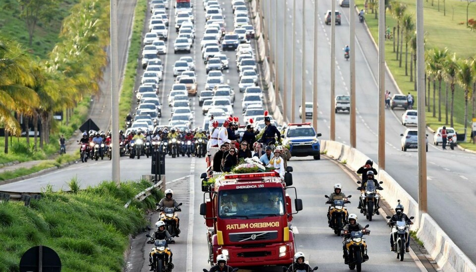 Marília Mendonças kiste køres med kortege af familie og fans til den unge kvindes sidste hvilested.