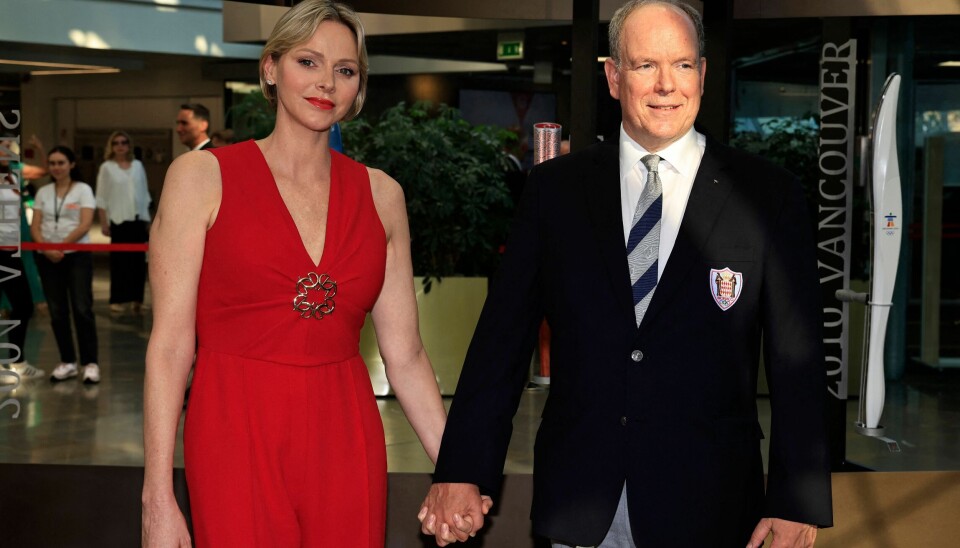 Albert og Charlene, med flettede fingre, ankommer til udstillingen i Grimalde Forum.