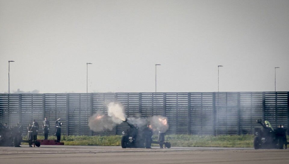 En kanonsalut på 21 skud var også en del af velkomsten til Danmarks dronning. En kanonsalut på 21 skud var også en del af velkomsten til Danmarks dronning.