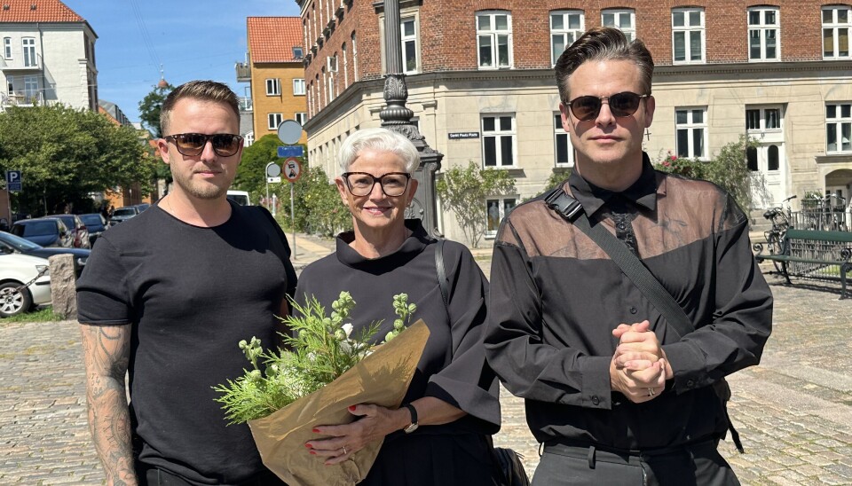 Silas var ledsaget af sin mand og mor