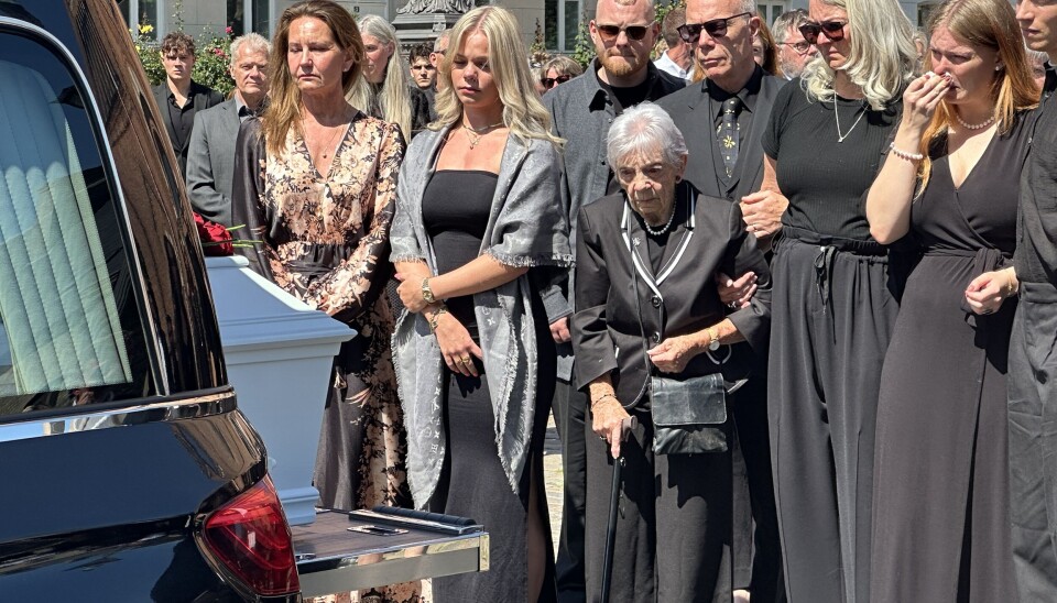 I juli sagde familien farvel til Jens Werner i Sankt Pauls kirke i København. Anette og parrets datter ses til højre.