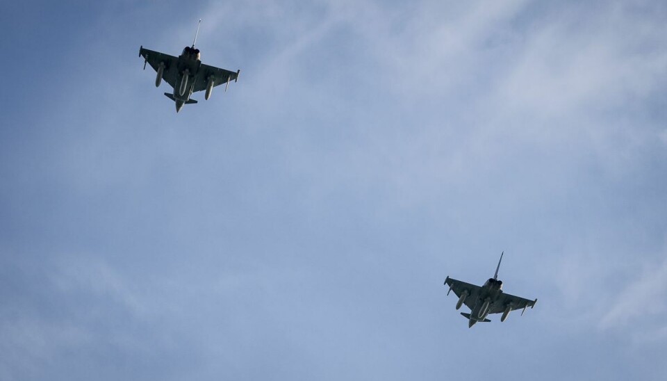 To jagerfly fra det tyske luftvåben overfløj området for at hilse dronning Margrethe velkommen. To jagerfly fra det tyske luftvåben overfløj området for at hilse dronning Margrethe velkommen.