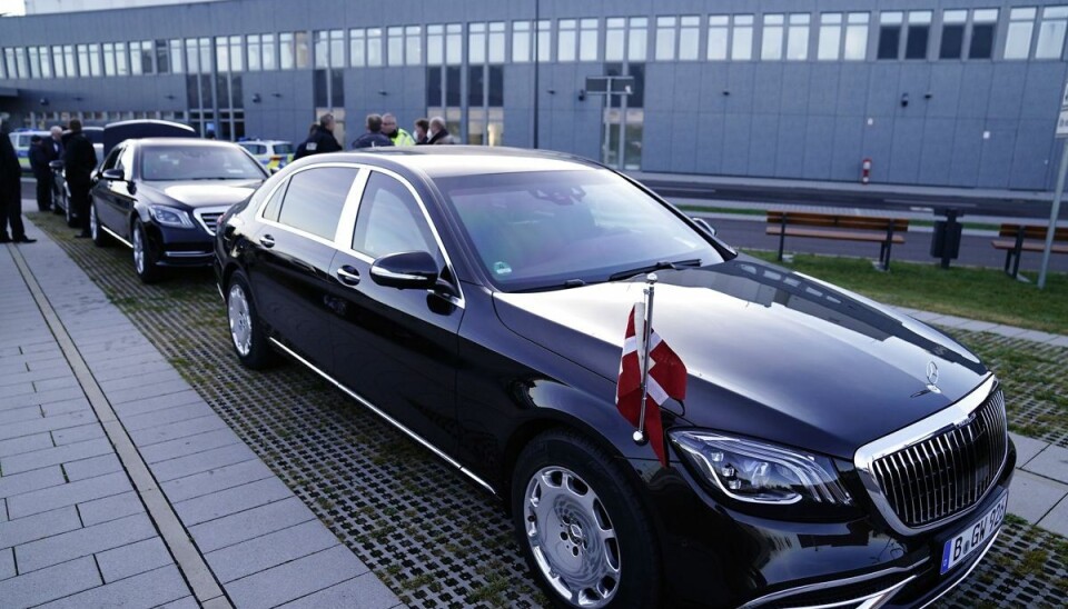 Uden for Berlins Lufthavn holdt en bil klar til at fragte dronning Margrethe videre. Uden for Berlins Lufthavn holdt en bil klar til at fragte dronning Margrethe videre.