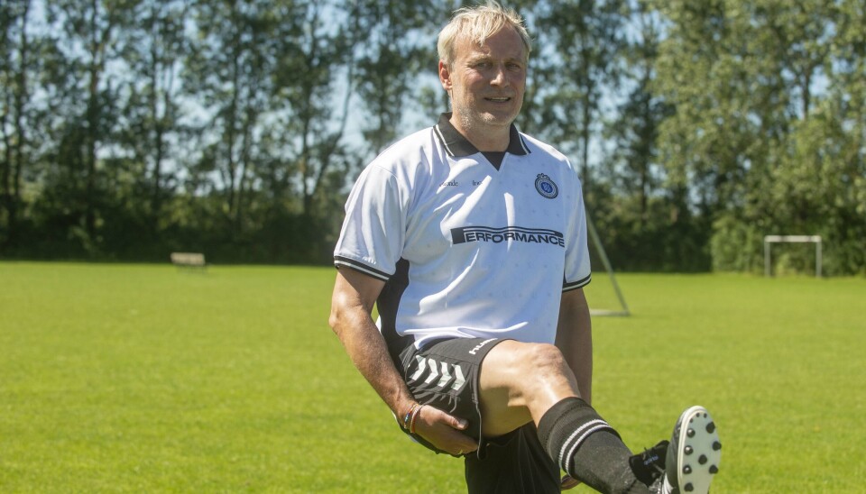 Rasmus Botoft i gang med strækøvelserne, inden det går løs på grønsværen.