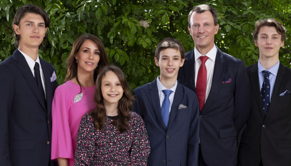 Noget kunne tyde på, at hele prinsefamilien lige nu nyder sommeren sammen på dronning Margrethes slot, Château de Cayx, i Frankrig