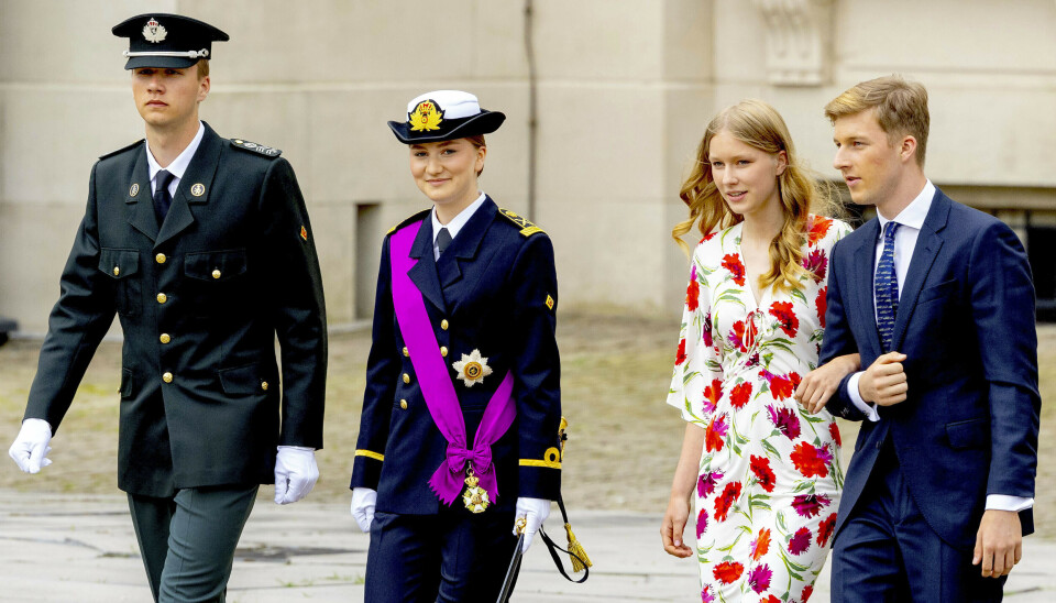 Klar til Militærparade på pladsen foran paladset i Brussels. Kronprinsesse Elisabeth og prins Gabnriel nu begge i militær uniform.