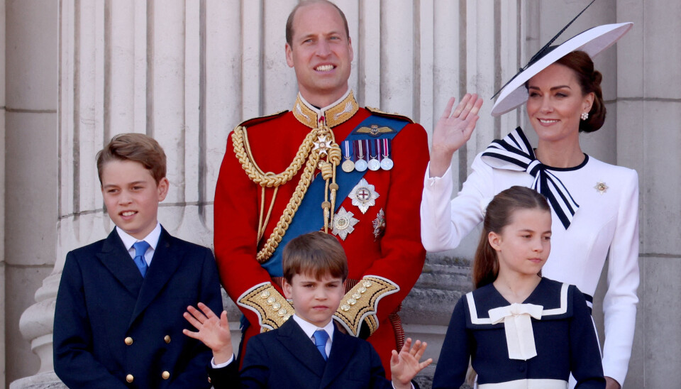 Nu 11-årige prins George (tv) ses her sammen med sine forældre, prins William og prinsesse Kate, samt sine to yngre søskende, 9-årige prinsesse Charlotte og prins Louis, der er 6 år gammel.