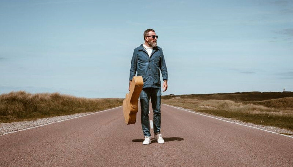 Den 23. juli, når Mikael Simpson fylder 50 år, sender han ny musik på gaden.