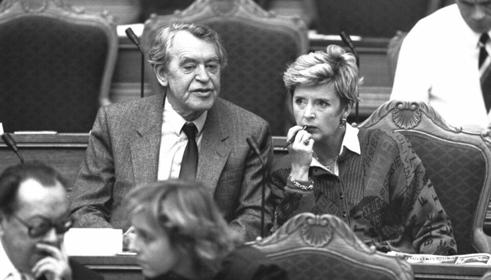 Grethe Fenger Møller, der 6. november fylder 80 år, ses her siddende ved siden af sin konservative partifælle Erik Ninn-Hansen i Folketingssalen. Tamil-sagen endte med at give begge en betinget fængselsdom. (Arkivfoto) Grethe Fenger Møller, der 6. november fylder 80 år, ses her siddende ved siden af sin konservative partifælle Erik Ninn-Hansen i Folketingssalen. Tamil-sagen endte med at give begge en betinget fængselsdom. (Arkivfoto)
