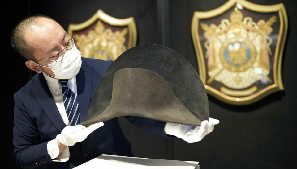 Måneden op til auktionen har Napoleons hat været udstillet i både Hongkong og Paris. Her ses den i Hongkong.