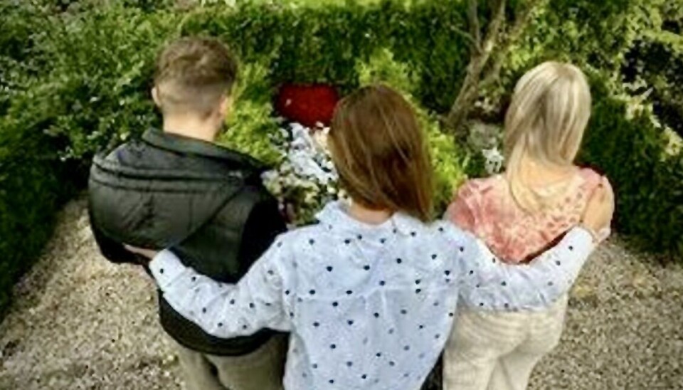 Anette, Nikolai og Isabella efter Jens Werners urne er sænket i jorden.