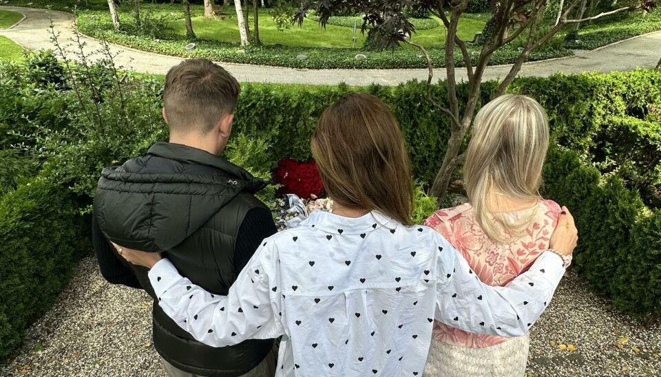 Anette, Nikolai og Isabella Werner siger farvel ved gravstedet.