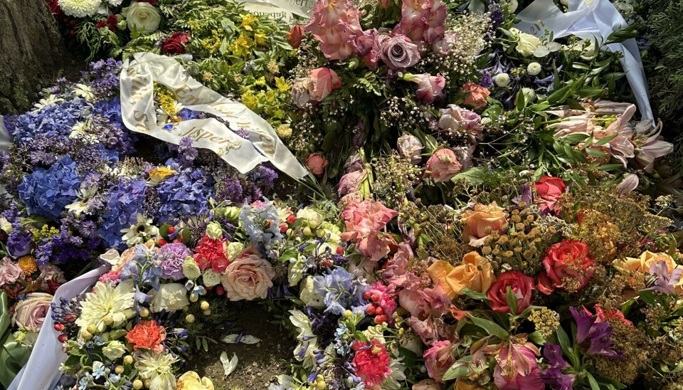 Masser af blomster fra nær og fjern til Jens Werners sidste hvilested.